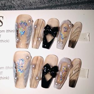 Elegant Nude and Black Press-On Nails nwot
